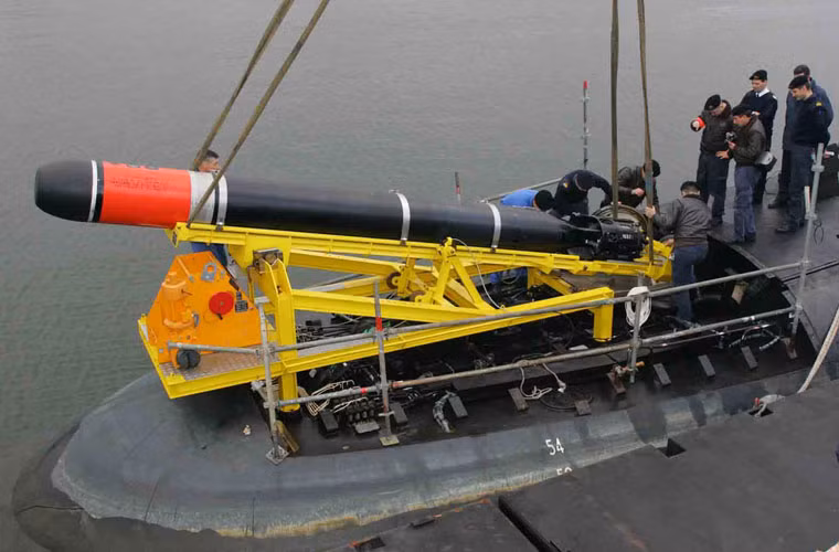 Kho vũ khí săn tàu mặt nước, tàu ngầm của Type 212 cũng cực kỳ khó chịu. Theo đó, 6 ống phóng ngư lôi 533mm trên Type 212 có thể phóng các loại đạn gồm: ngư lôi hạng nặng DM2A4 Seehecht (dẫn đường bằng cáp quang, tầm bắn hơn 50km, tốc độ bơi 92,6km/h, mang 260kg thuốc nổ PBX tương đương sức nổ của 460kg TNT); ngư lôi Balck Shark (tầm bắn 50km). Tuy không có tên lửa hành trình nhưng bù lại Type 212 sở hữu loại tên lửa đối không có thể hạ gục trực thăng Ka-27 Nga từ cách đó 20km - tên lửa IDAS được bắn qua ống phóng ngư lôi, dùng kiểu dẫn đường cáp quang.