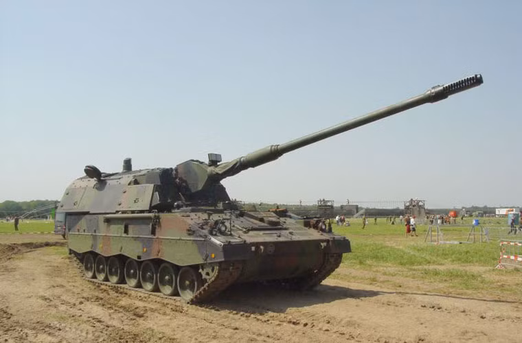 Nếu như nước Nga có 2S19 Msta-S thì nhiều nước NATO sở hữu PzH 2000 – lựu pháo tự hành tầm xa thuộc hàng hiện đại nhất trên thế giới do hãng Krauss Maffei Wegmann, Đức sản xuất. Hiện tại, loại pháo này có mặt trong trang bị Quân đội Đức, Hy Lạp, Italy, Hà Lan…