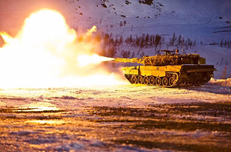 Hỏa lực pháo 120mm L44/55 trên xe tăng Leopard 2 hoàn toàn có thể hạ gục xe tăng T-90 của Nga. Đặc biệt, khẩu pháo này cũng có thể bắn tên lửa chống tăng qua nòng diệt mục tiêu cách 6.000m - đặc điểm mà xe tăng Nga vượt hơn so với các mẫu xe của Mỹ, Anh.