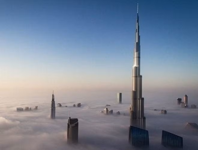 Thậm chí ngọn của các tòa nhà vươn trên cả tầng mây tạo nên một cảnh tượng huyền ảo lạ mắt.