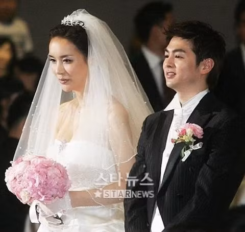 Sau hai năm hẹn hò ngày 19/5/2007 Harisu và rapper Micky Jung kết hôn. Đám cưới của họ trở thành đề tài hot của truyền thông lúc bấy giờ bởi cô dâu là một người chuyển giới. (Ảnh: Starnews)