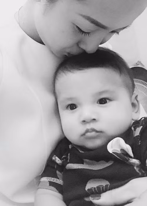 Trước đó, trên fanpage cá nhân, Jennifer Phạm thỉnh thoảng chia sẻ hình ảnh cậu con trai út của mình. Ảnh: FBNV