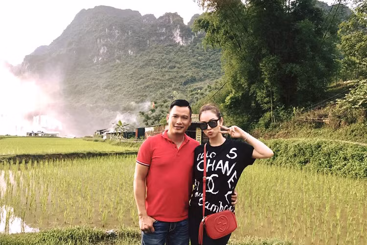 Vợ chồng Jennifer Phạm quấn quýt không rời trong chuyến đi. Tính đến nay, cả hai đã có 5 năm sống chung một nhà. Ảnh: FBNV