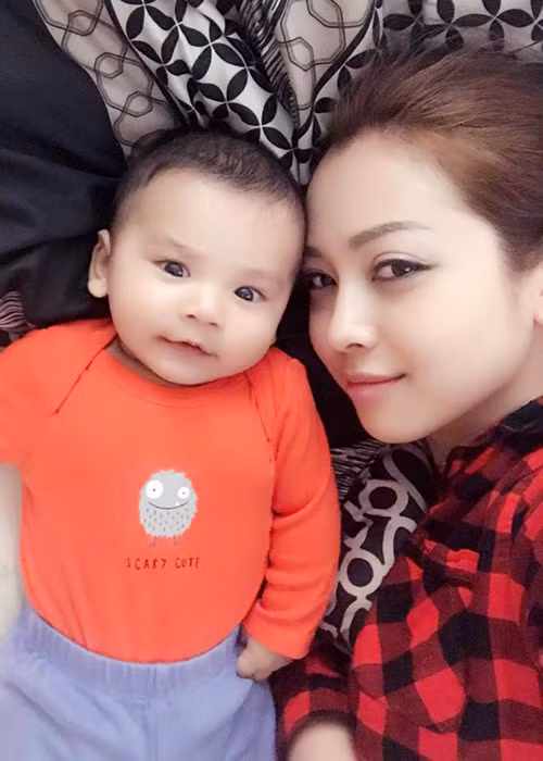 Khoe hình ảnh bên bé Nu, Hoa hậu châu Á tại Mỹ 2006 từng tự nhận mình chỉ là "phận đẻ thuê”. Ảnh: FBNV