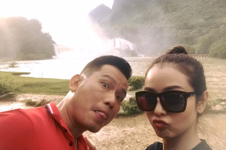Hình ảnh nhí nhảnh của vợ chồng Jennifer Phạm bên thác Bản Giốc trong chuyến du lịch mới đây. Ảnh: FBNV