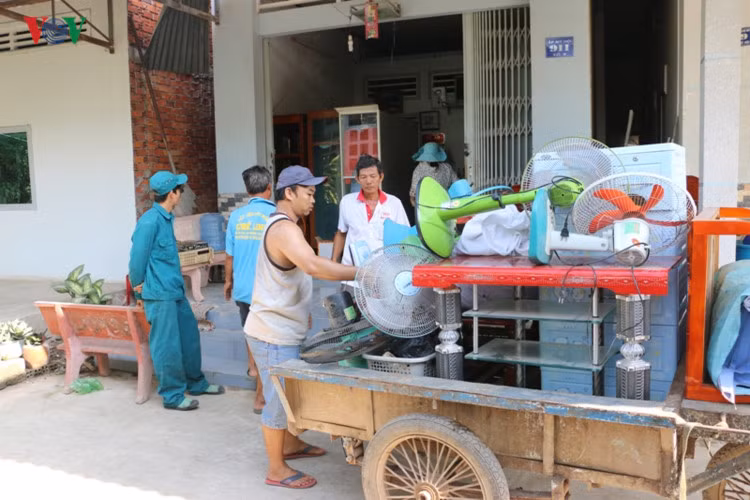 Người dân di dời tài sản khỏi vùng có nguy cơ sạt lở.