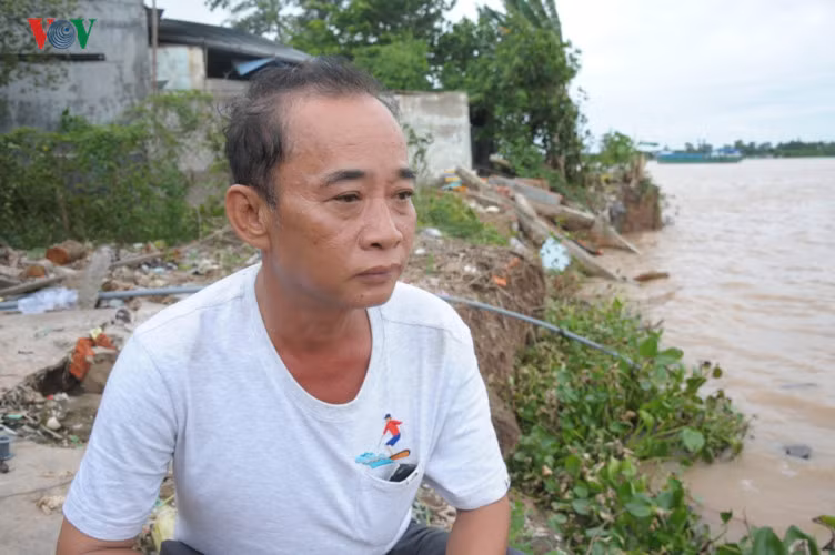 Ông Bùi Thanh Ân ở xã Bình Thành, huyện Thanh Bình lo âu trước cảnh sạt lở ăn sâu vào nhà.