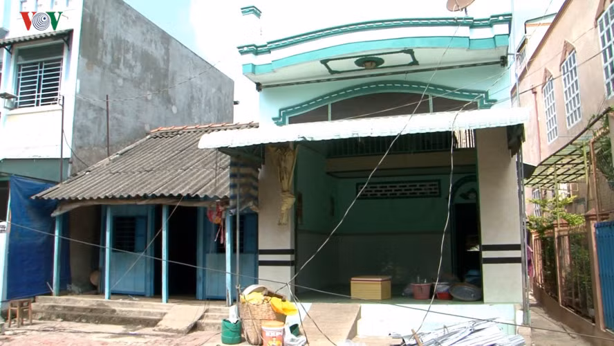 Nhiều căn hộ gần khu vực sạt lở phải di dời tài sản.