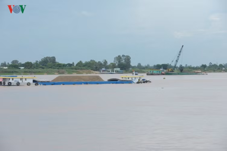 Theo khảo sát của Tổng cục Thủy lợi, Bộ Nông nghiệp và phát triển nông thôn, Đồng bằng sông Cửu Long (ĐBSCL) có khoảng 265 điểm sạt lở nghiêm trọng, ước tính mỗi năm, khu vực này mất hơn 500 ha đất. Diễn biến từ nay đến năm 2020 sạt lở vào bờ sẽ sâu thêm 20m nữa. Trong ảnh là hiện trạng khai thác cát tại sông Tiền giữa 2 tỉnh An Giang và Đồng Tháp.