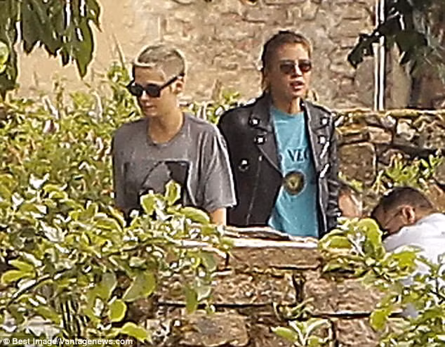 Mới hẹn hò nhau được nửa năm nhưng tình cảm của Kristen Stewart và người mẫu Victoria's Secret rất khăng khít. Cả hai luôn sát cánh bên nhau mọi lúc mọi nơi và không ngại ngần thể hiện tình cảm ở chỗ đông người. (Ảnh: Best Image)