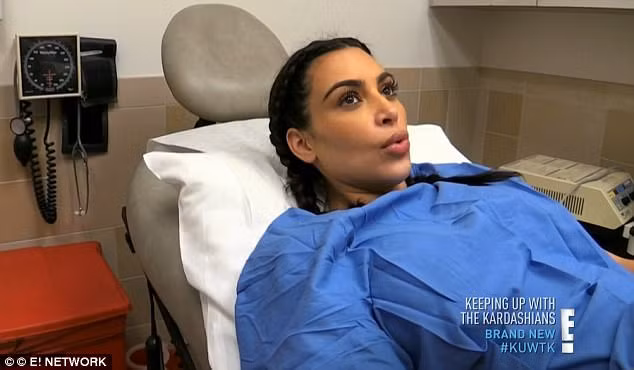 Kim Kardashian vừa phải nhập viện để phẫu thuật một khiếm khuyết ở tử cung. Hình ảnh Kim trong phòng hậu phẫu xuất hiện trong chương trình truyền hình thực tế Keeping Up With The Kardashians. (Ảnh: E! Network)