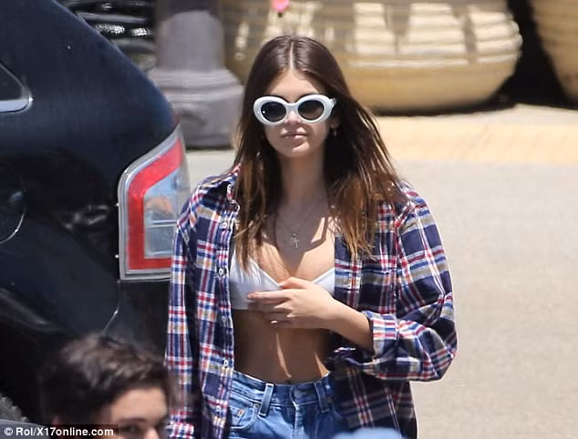 15 tuổi nhưng con gái Cindy Crawford đã có 5 năm kinh nghiệm làm mẫu. Kaia Gerber bắt đầu theo nghiệp mẹ từ năm lên 10 khi nhận lời làm mẫu cho chiến dịch quảng cáo của Versace. (Ảnh: X17online)