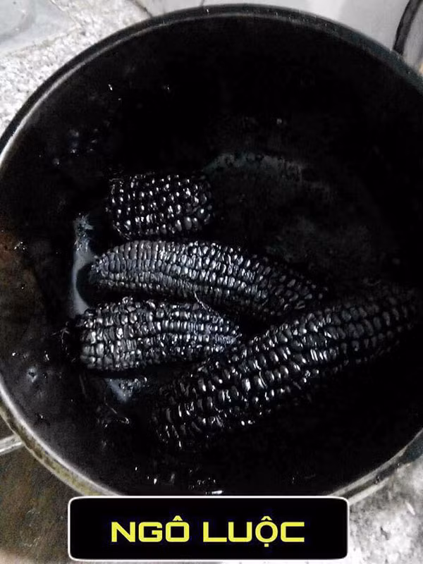 Ngô luộc với màu đen óng mỹ miều.