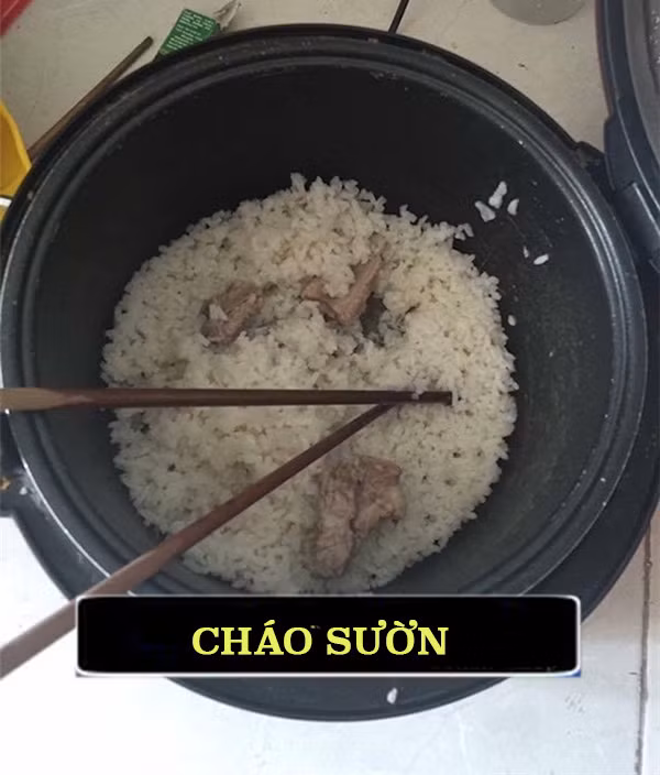 Cô gái đãi người yêu ốm bằng món cháo sườn phiên bản không nước.