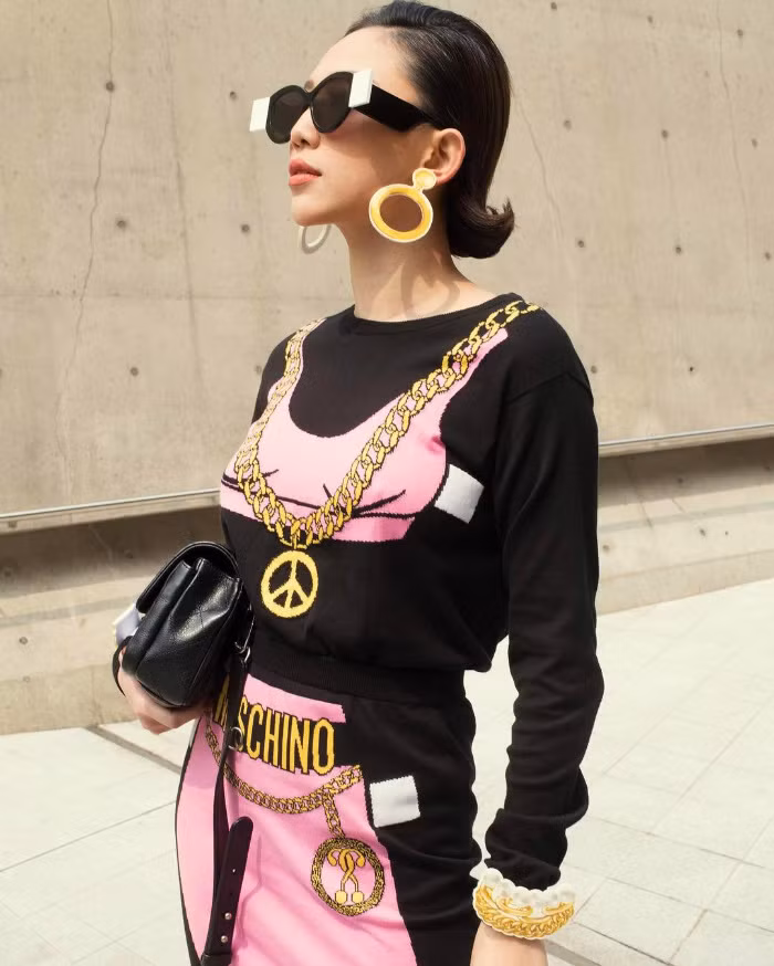 Thêm một kiểu tóc cổ điển nhưng vẫn rất hiện đại của nữ ca sĩ khi cô sải bước ở Seoul Fashion Week.