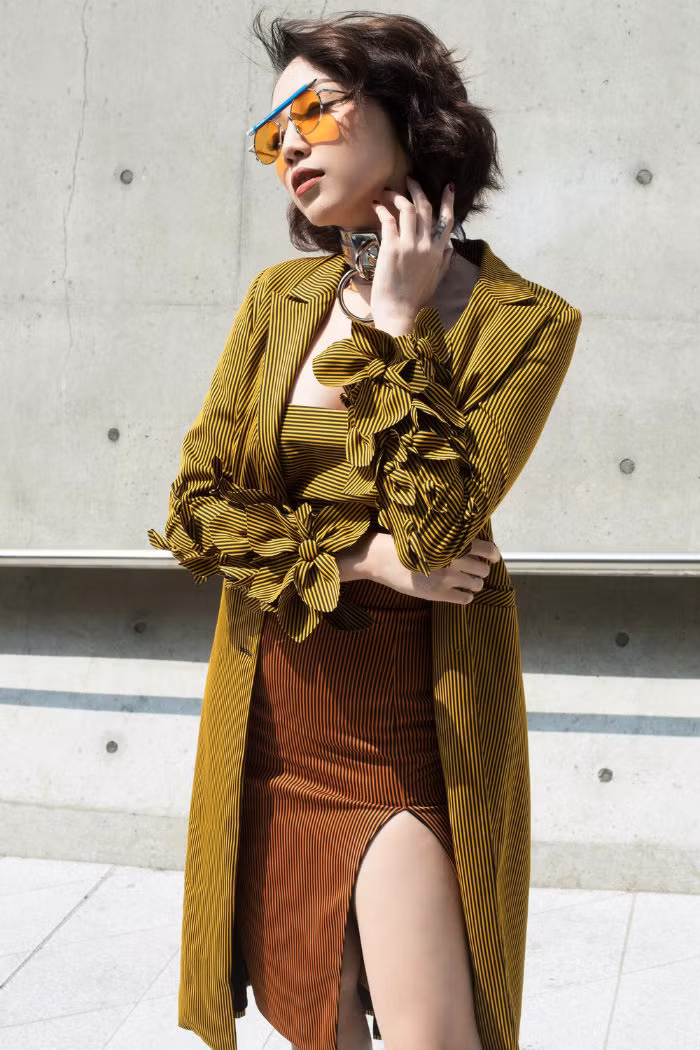 Trong cũng khuôn khổ chương trình, kiểu tóc bob uốn xoăn nhẹ tưởng chừng sẽ làm Tóc Tiên trở nên dịu dàng hơn, nhưng không cô nàng vẫn ‘chất lừ’ đấy chứ!