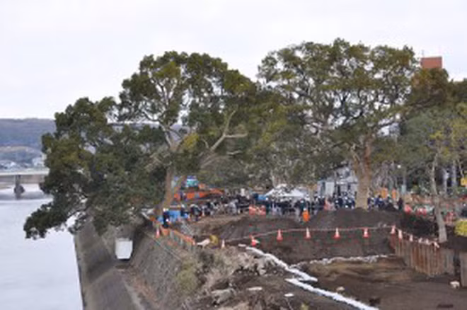 Không chỉ vậy, trong trường hợp không di dời được cây xanh, người Nhật Bản sẽ chọn cách né để không phải chặt hạ, như trường hợp một cây long não ở sân ga Kayashima, thành phố Osaka, Nhật Bản.