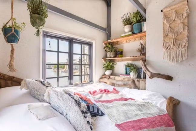 Không gian xanh cũng tràn vào cả phòng ngủ, cùng hệ thống chăn ra giường lông thú ấm êm, đặc biệt.