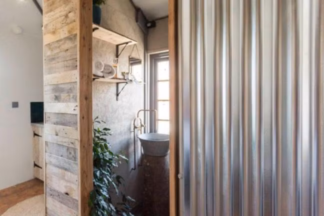 Phòng tắm ngôi nhà tận dụng chất liệu gỗ cùng lối thiết kế đơn giản tối đa làm chủ đạo.