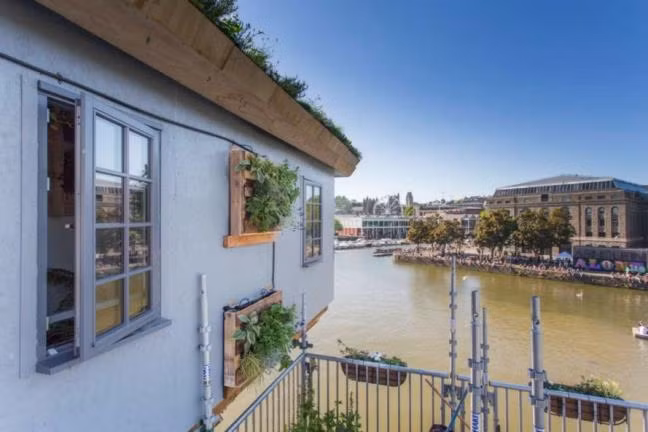 Một góc nhà gỗ này có view nhìn lý tưởng ra con sông thơ mộng thành phố Bristol.