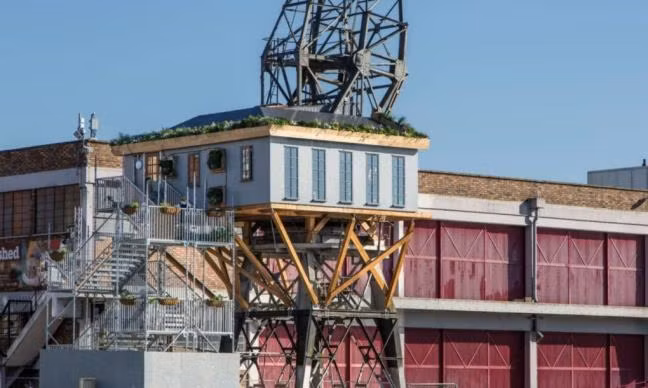 Ngôi nhà này làm hoàn toàn bằng gỗ với chất liệu khung sườn thép chuyên dụng đính chặt với phần thạn cần cẩu. Chất liệu này sẽ giúp ngôi nhà trụ vững, chịu lực tốt hơn khi dính chặt trên thân cần cẩu.