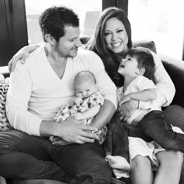 “Tôi luôn cảm thấy mất mát, không được yêu thương, cô đơn, không ai hiểu mình. Tôi hay khóc và dù con trai bé nhỏ ở bên cạnh, cười với tôi, nhìn tôi thì tôi cũng không thấy bớt buồn” – Vanessa Lachey nhớ lại cảm giác tồi tệ vài tuần sau khi sinh con trai vào năm 2012. (Ảnh: Instagram)