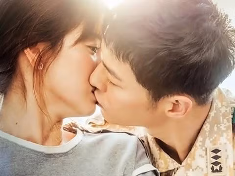 Fan của hai ngôi sao xứ Hàn cho rằng họ đang cố tình giấu giếm mối quan hệ từ hơn một năm nay bởi trong một cuộc phỏng vấn với Harper's Bazaar, Joong Ki nói anh không thấy thoải mái khi được hỏi về chuyện tình cảm. “Tôi không có ý định công khai quan hệ yêu đương cho nhiều người biết. Tôi sẽ cố để giữ gìn xúc cảm của người tôi yêu nhưng tôi cũng muốn giữ bí mật cho người đó”. (Ảnh:Instagram)