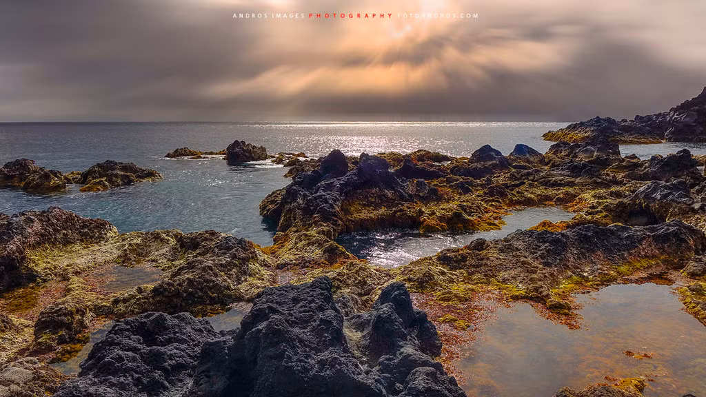 5. Piscina Naturale di Ferreira Bồ Đào Nha có một số hồ thủy triều tự nhiên tuyệt đẹp thuộc quần đảo tự trị Azores. Một trong số đó là hồ Piscina Naturale di Ferreira nằm trên đảo São Miguel. Du khách có thể ngâm mình trong làn nước ấm và thỏa sức vẫy vùng, cũng như đắm chìm trong vẻ đẹp của đại dương ngay trước mắt hoặc những tảng đá dung nham đen sừng sững bao quanh.