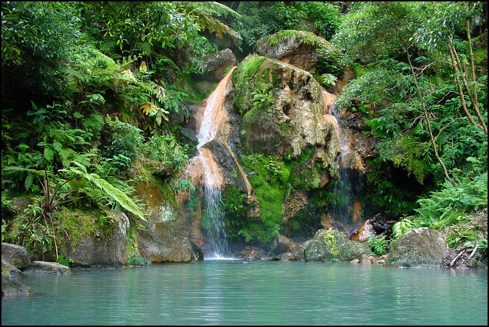 6. Caldeira Velha Các suối nước nóng của Caldeira Velha cũng nằm ở đảo São Miguel vùng Azores, Bồ Đào Nha. Ẩn sâu trong rừng rậm nhiệt đới, tách biệt khỏi bờ đá và những hồ thủy triều, Caldeira Velha cho du khách một trải nghiệm thị giác hoàn toàn khác. Hồ nằm dưới chân một thác nước, giữa thảm thực vật xanh tươi. Bao bọc trong những bức tường đá màu đồng, hồ nước nóng giàu khoáng chất này đang chờ đợi du khách khám phá.