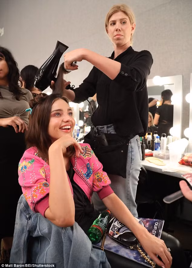 Người đẹp 34 tuổi nhanh chóng trở lại với công việc sau đám cưới không lâu. Cô tươi tắn trong phòng trang điểm chờ tới lượt mình ra sàn catwalk. (Ảnh: BEI)