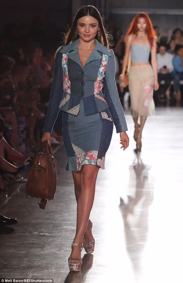 Miranda Kerr sải bước trên sàn catwalk, phô diễn thân hình tuyệt đẹp. Phong thái của siêu mẫu rất tự tin và chuyên nghiệp. (Ảnh: BEI)