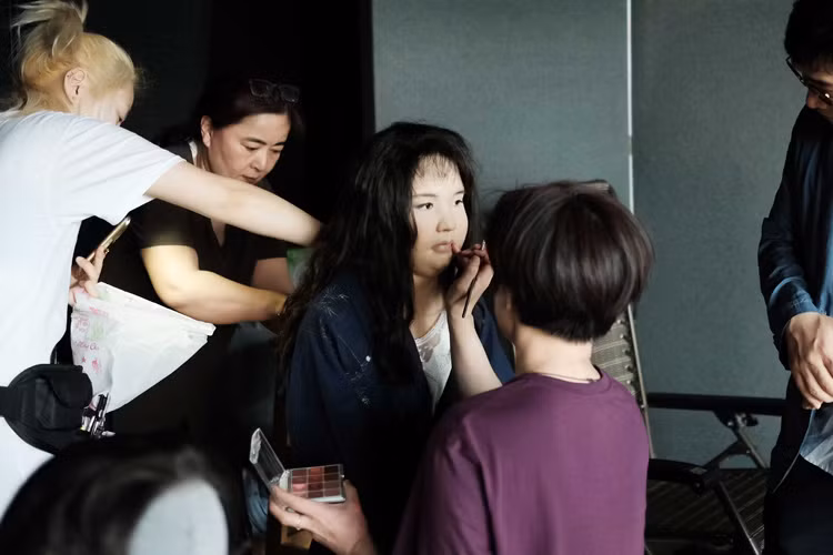 Để đảm nhận vai cô gái hạn chế về ngoại hình, Minh Hằng phải khoác lớp hóa trang bằng silicon nặng tới 15kg.