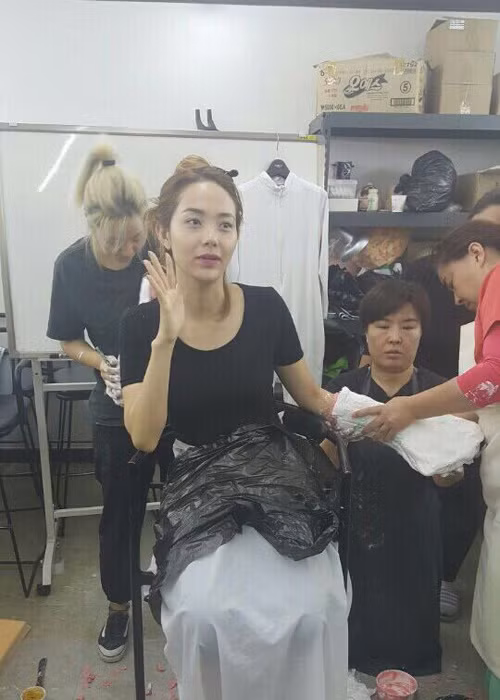 Được mua bản quyền tại Việt Nam từ đầu 2016, “Sắc đẹp ngàn cân” đã có cuộc casting lớn khắp Việt Nam với hơn 6000 hồ sơ diễn viên tham gia.