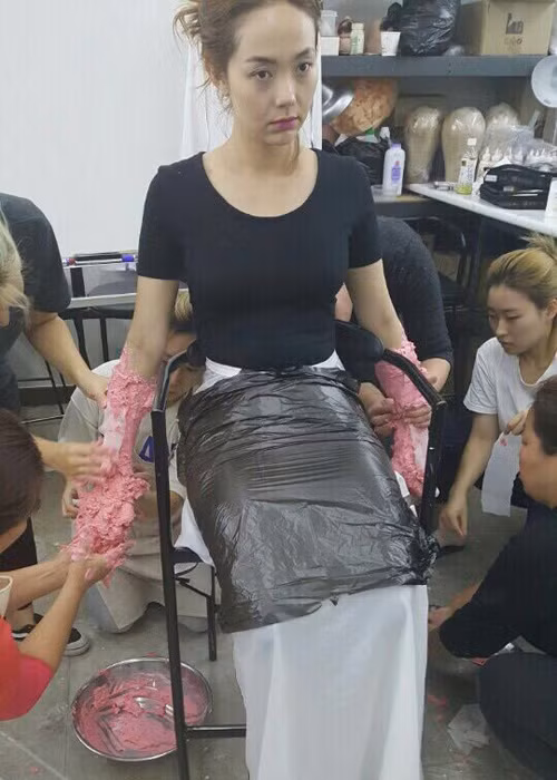 Theo chia sẻ của bà Yong Ye Ryeong - đại diện đơn vị trực tiếp thực hiện lớp hóa trang của Minh Hằng, do thời tiết ở Việt Nam nóng hơn so với Hàn Quốc, diễn viên đổ mồ hôi rất nhiều nên họ phải chăm sóc nhân vật kĩ lưỡng.