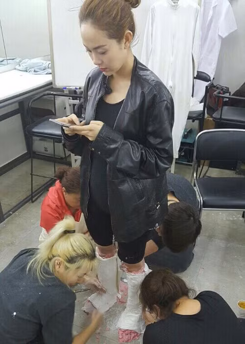 Diễn viên Âu Bảo Ngân lại nhận xét Minh Hằng trông rất dễ thương, đáng yêu với bộ dạng của Hà My xấu xí.