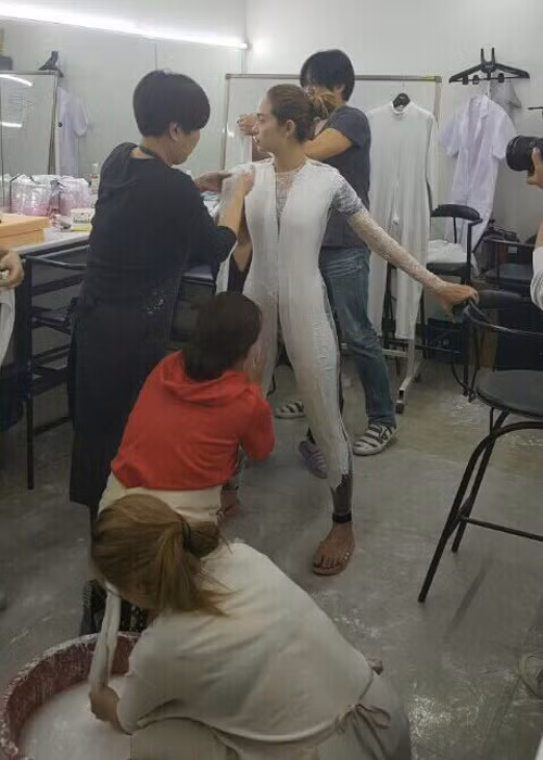 Chứng kiến toàn bộ quá trình “lột xác” của đồng nghiệp, Phương Trinh Jolie, Rocker Nguyễn đều khâm phục sức chịu đựng dẻo dai của Minh Hằng.