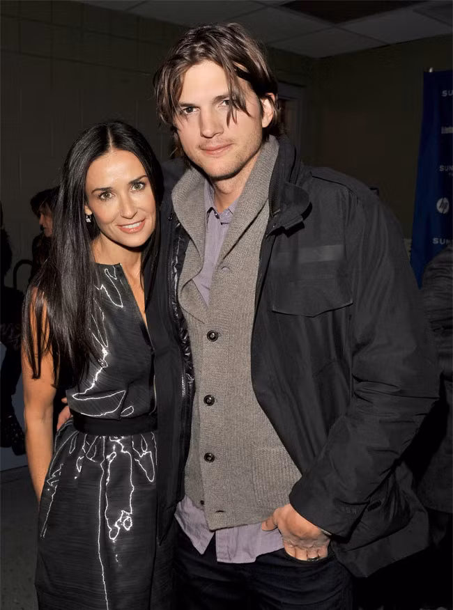 Ashton Kutcher là người chồng thứ ba của Demi Moore và chênh lệch tuổi tác 16 năm giữa hai vợ chồng khiến cuộc hôn nhân 8 năm của họ luôn là tâm điểm "soi" của truyền thông khi cả hai còn là vợ chồng. (Ảnh: Internet)