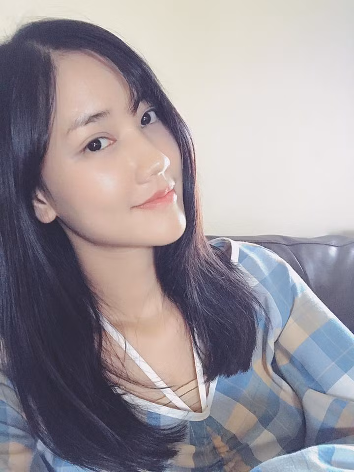 Theo chia sẻ của ca sĩ Maya với bạn bè, cô đã cấy mỡ trán, nâng chỉ, loại bỏ mỡ mắt phía trên và dưới. Chính vì thế mà trông làn da Maya căng bóng hơn, nên trông cô trẻ hơn rất nhiều.