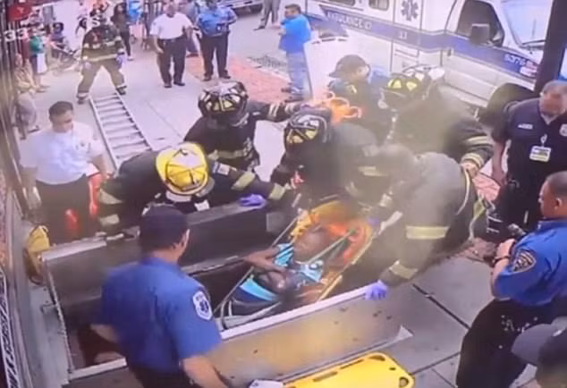 “Cam mat” vao dien thoai, nguoi phu nu lao xuong ho sau-Hinh-2