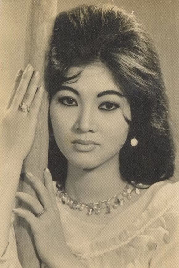 Giai nhân nổi tiếng một thời vẫn đang đau đáu trong mình nỗi buồn về chuyện con gái chưa nhận mẹ. Bà đã bật khóc khi nói về điều này trên báo Sài Gòn Việt Nam năm 2011. Ảnh: Phunuonline.