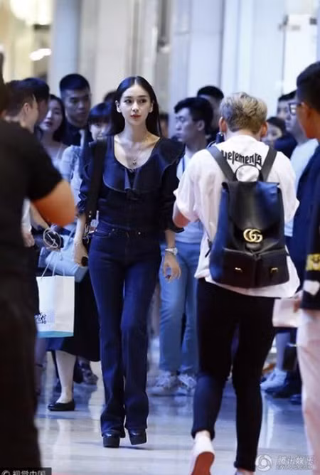 Bộ trang phục đen càng khiến bà mẹ một con gầy gò hơn. Sau ba tháng sinh con, cuối tháng 4, ngôi sao Hoa ngữ đã quay trở lại với công việc và bận rộn với rất nhiều dự án. (Ảnh: QQ)