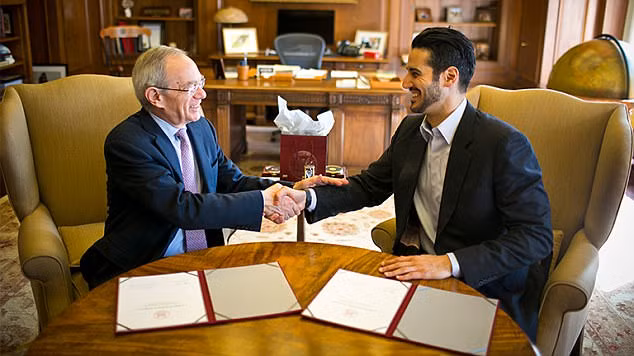 Trước Hassan Jameel, Rihanna từng hẹn hò với rapper Chris Brown, Drake, nam tài tử Leonardo DiCaprio, Travis Scott. Tuy nhiên, theo nguồn tin thì chưa ai làm cô mê mẩn như anh chàng tỷ phú lắm tiền đẹp trai này. (Ảnh: Daily Mail)