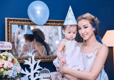 Sau một thời gian ở ẩn khi mang thai, Maya xuất hiện với vóc dáng và làn da nuột nà, trắng bóc trong sinh nhật 1 tuổi con gái Bồ Câu. (Ảnh: Zun Phan)