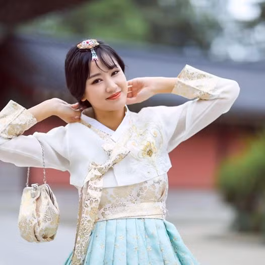 Tuy nhiên, Maya vẫn chưa thỏa mãn với nhan sắc hiện tại của mình nên mới đây cô đã sang Hàn Quốc để thực hiện cuộc đại phẫu từ nâng ngực đến phẫu thuật thẩm mỹ gương mặt.