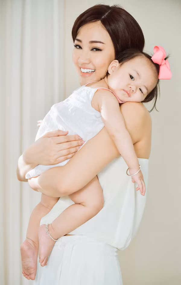 Maya được khen là xinh đẹp hơn, đằm thắm và dịu dàng hơn kể từ khi làm mẹ của bé Bồ Câu. (Ảnh: FBNV)