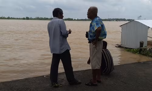Nguoi phu nu bat taxi len cau Can Tho nhay song Hau tu tu