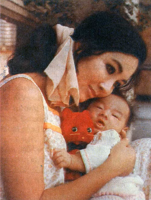 Năm 2011 bà Thẩm Thúy Hằng đã thú nhận trên một tờ báo Sài Gòn rằng mình đã phải sống trong day dứt và hối hận khi đã cho một gia đình giọt máu đào của mình vì muốn giữ lại danh vọng khi đang đứng trên đỉnh vinh quang. Ảnh: Tulieuphimviet.