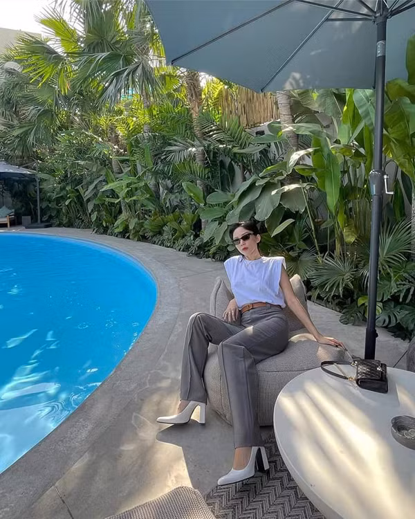 Nếu không sexy, Thu Trang lại cool ngầu hết sảy. Trong hình, set đồ đơn giản song giúp nữ diễn viên ghi điểm tuyệt đối. Trông cô vô cùng quyền lực.