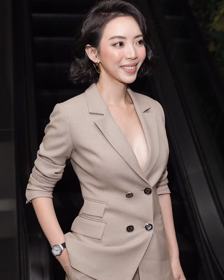 Với streetstyle, diễn viên sinh năm 1984 khoác lên mình mẫu suit cá tính. Không còn “kín cổng cao tường” như trước, Thu Trang có những khoảng hở quyến rũ tột cùng.