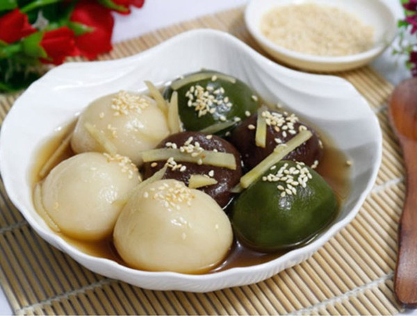 Bánh trôi. Bánh trôi thường được làm dịp Tết Thanh minh song món ăn khá phổ biến dịp đầu năm ở các tỉnh miền Nam.